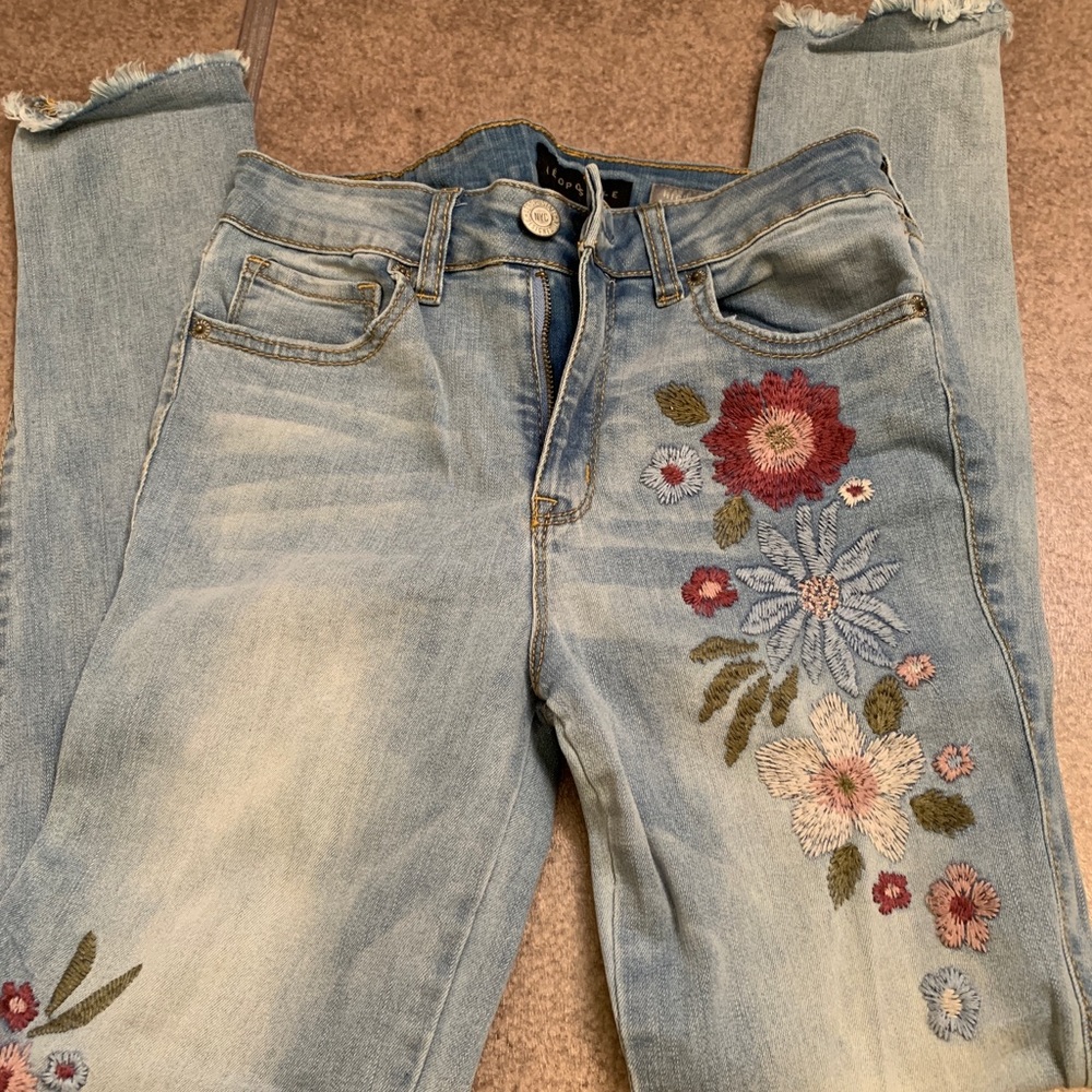 Aeropostale light wash with flower print on sides
